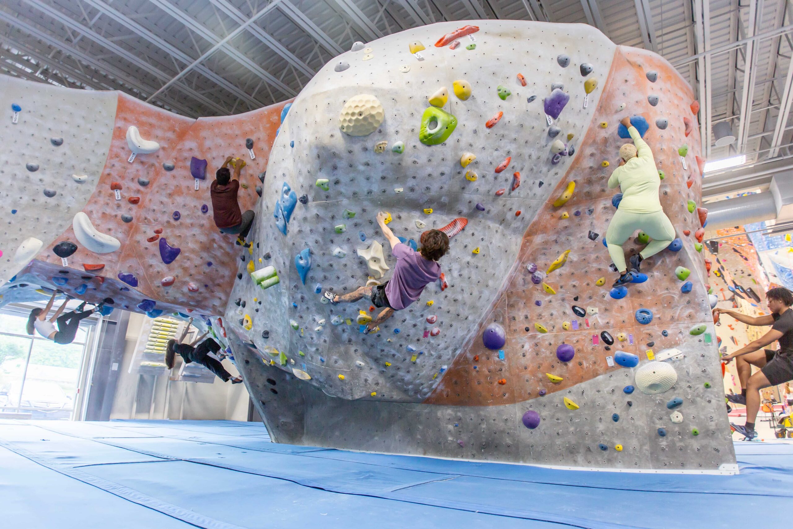 People boulder together.